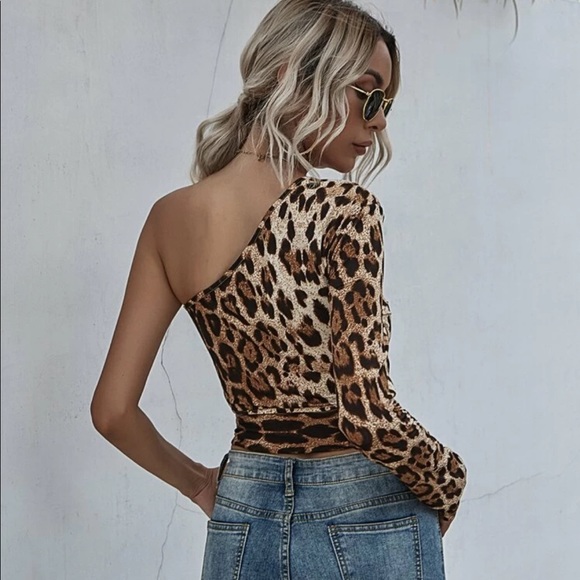 Leopard print off shoulder tie side top - Picture 2 of 4